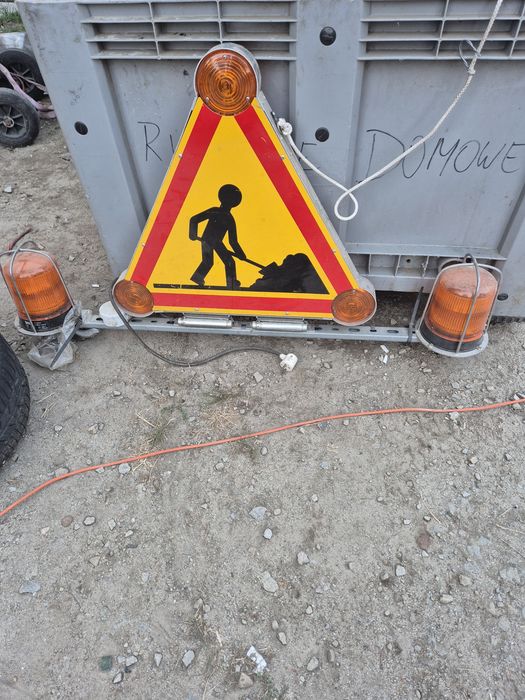Przenośny znak drogowy.