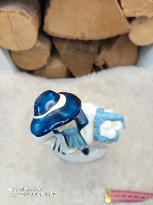 Stara porcelanowa figurka lata 60 sygnowana
