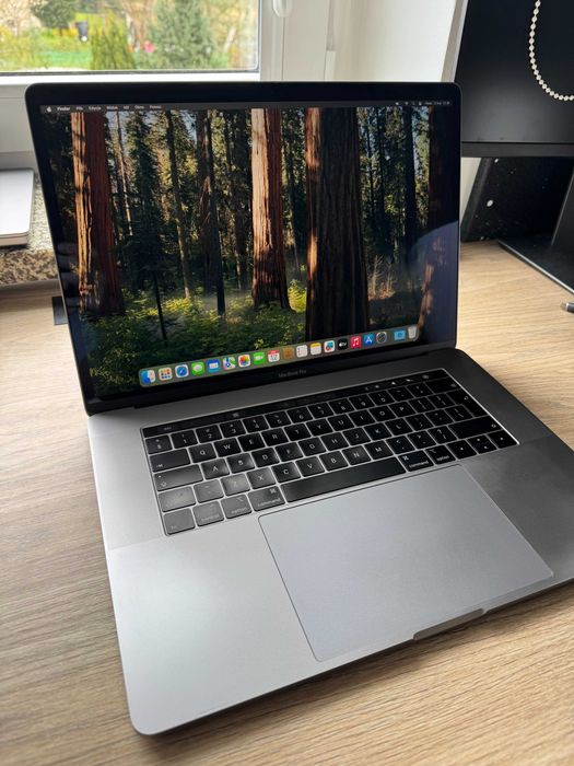 Macbook Pro 15,4'' 32GB RAM A1990 i zasilacz - oryginalne pudełko