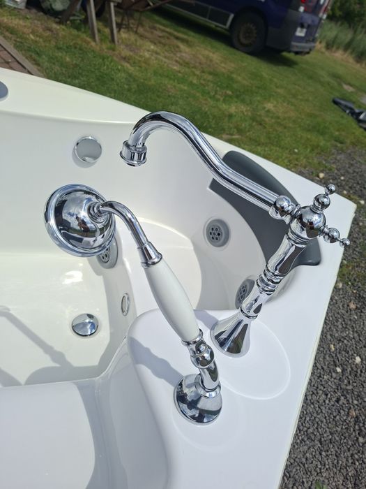Wanna z hydromasażem + bateria