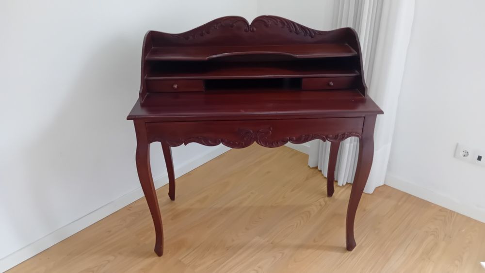 Cómoda em madeira clássica