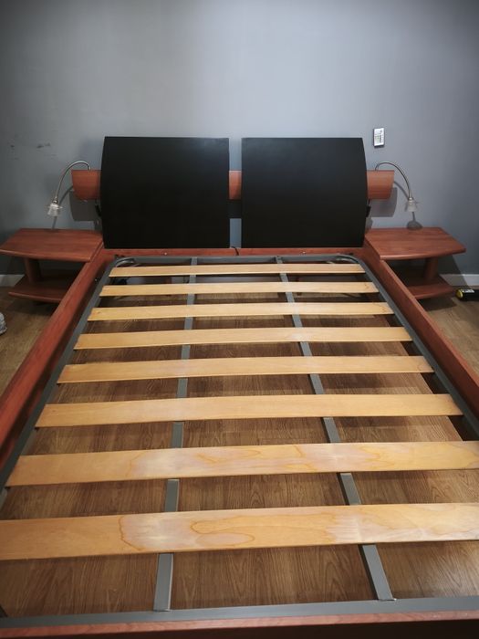 Cama casal em cerejeira com mesinha cabeceira