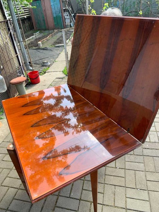 Стол обеденный полированный