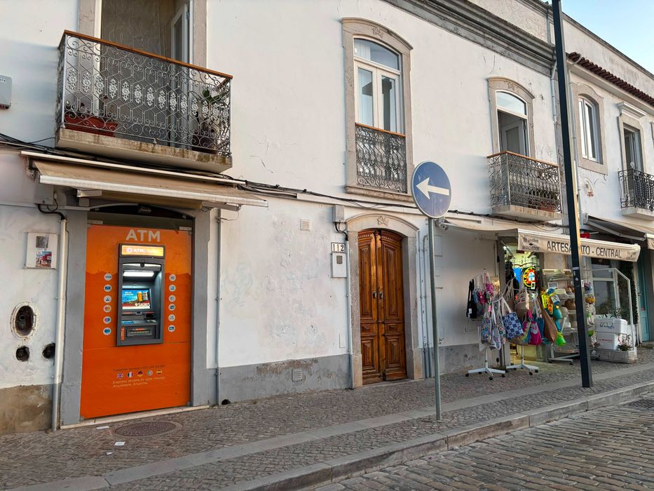 Trespassa-se/ Cedência de espaço comercial em Tavira
