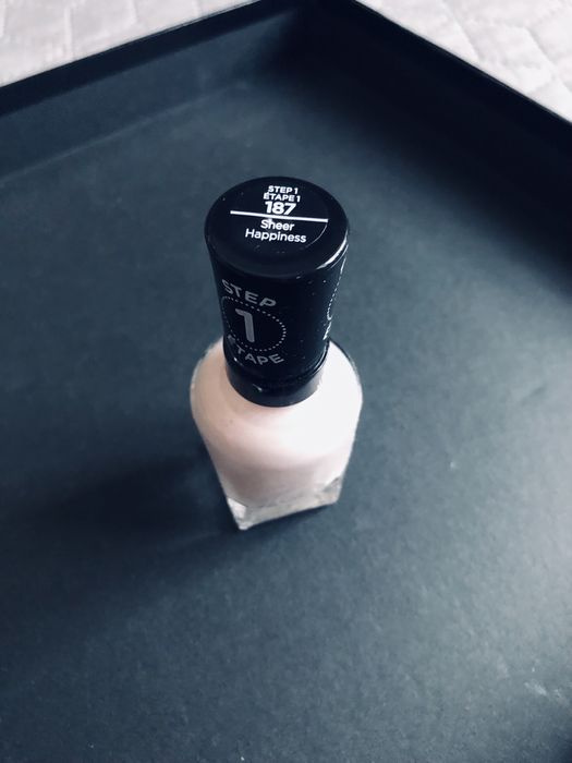 0201. Nowy lakier Sally Hansen 187 Sheer Happiness