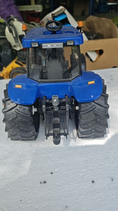 Bruder traktor new holland