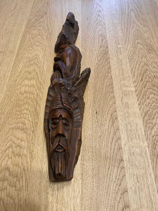 Płaskorzeźba drewniana – twarze [13]