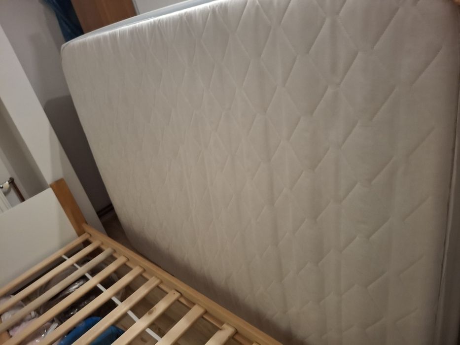 Łóżko z materacem