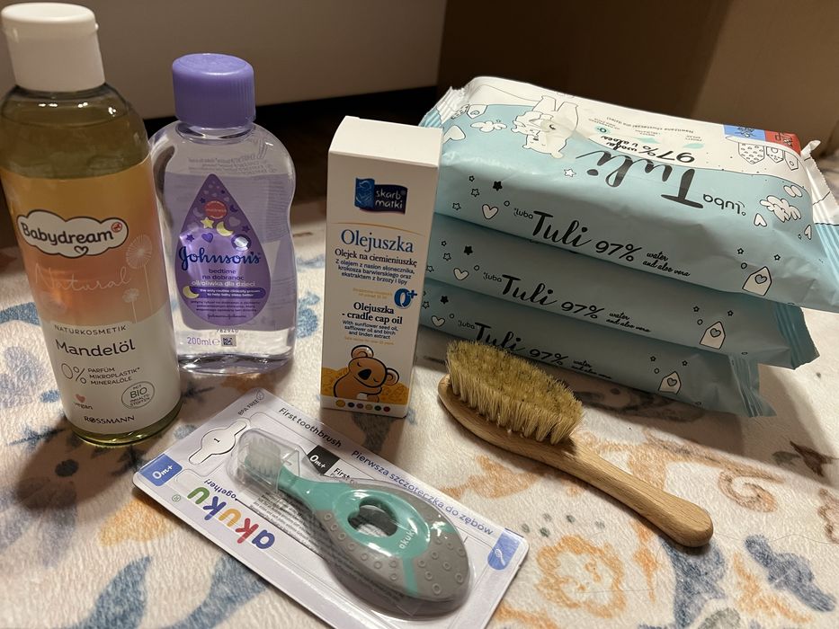 Akcesoria do kąpania: oliwka, olejki, szczotka do włosów, zębów