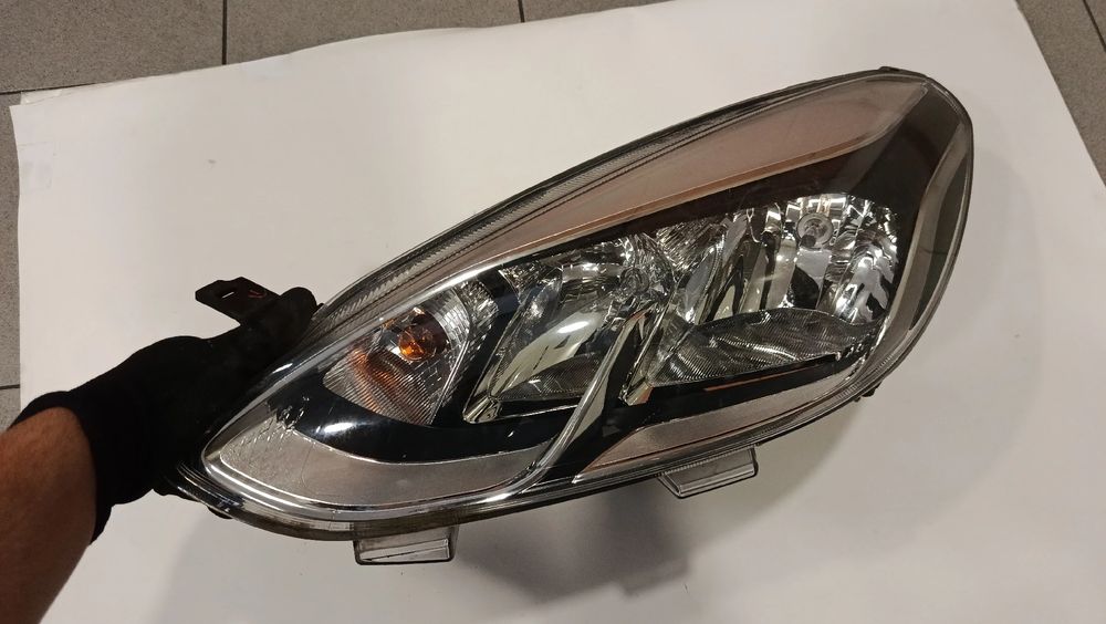 Ótica / farol esquerda FORD Fiesta VII (HJ, HF)