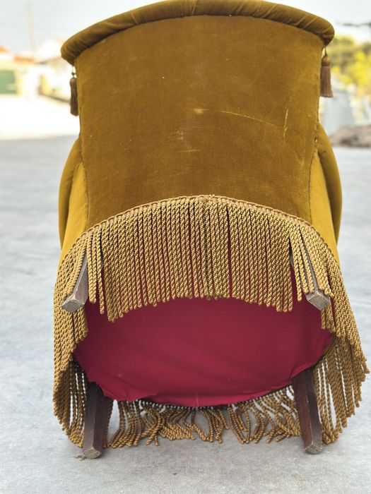Cadeira Vintage Estofada em Veludo Mostarda com Franjas