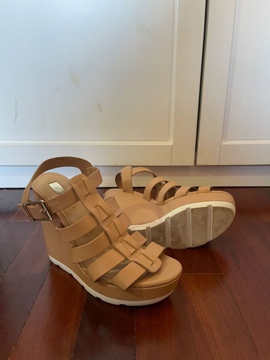 Sandália bershka bege