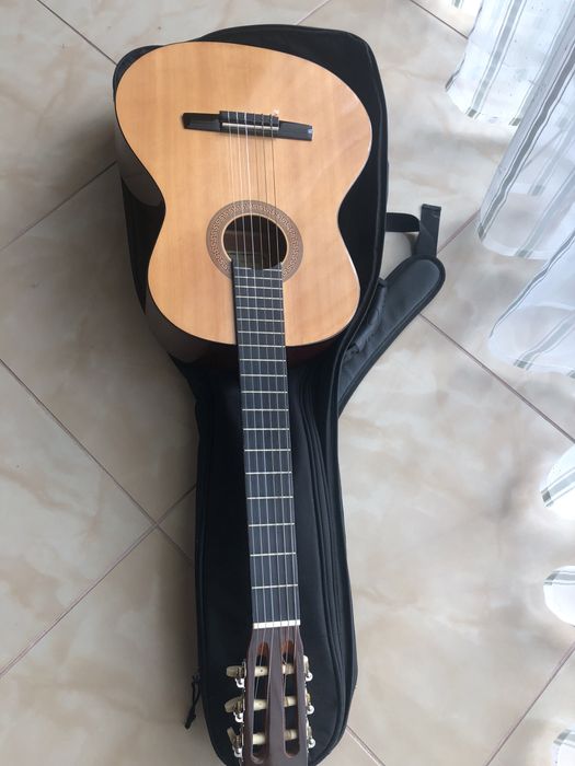 Gitara klasyczna z futerałem.