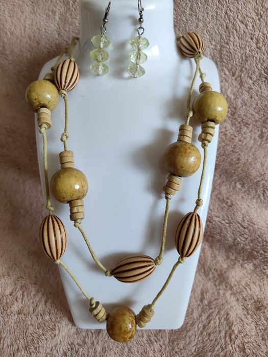 Zestaw biżuterii damskiej z kolczykami.