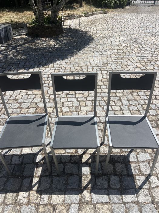 3 cadeiras pretas e metal