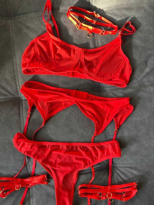 Комплект білизни ліф, стрінги + гартери червоний