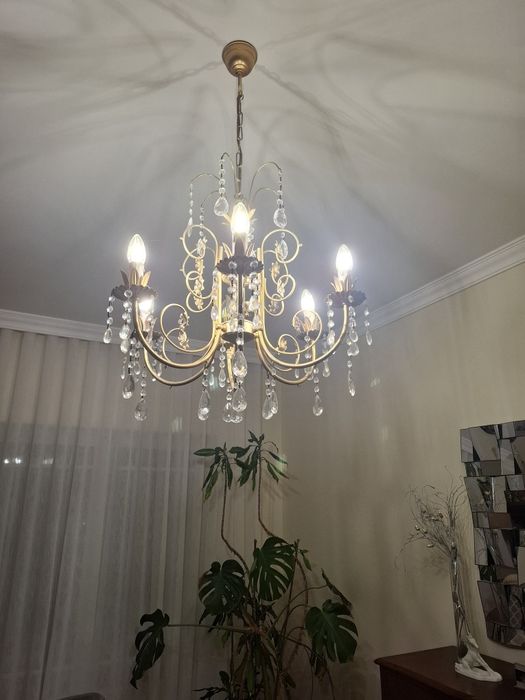 Lustre dourado com cristais