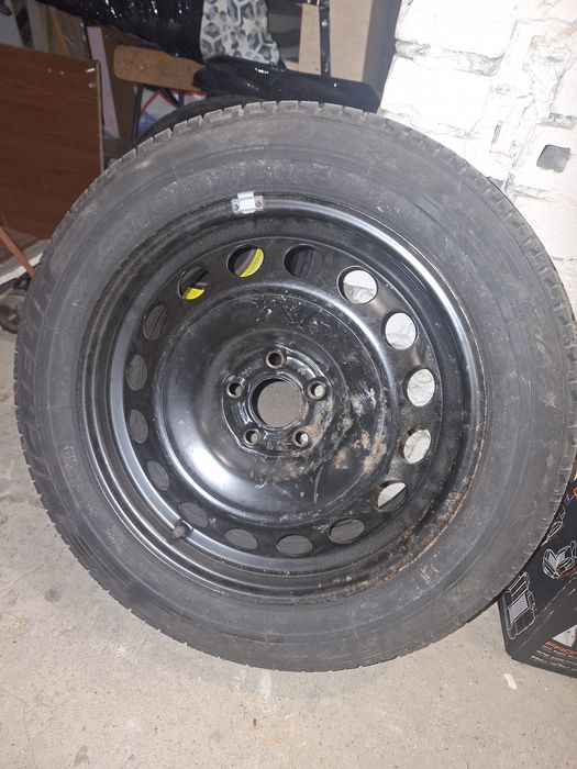 Opona z felgi stalowa