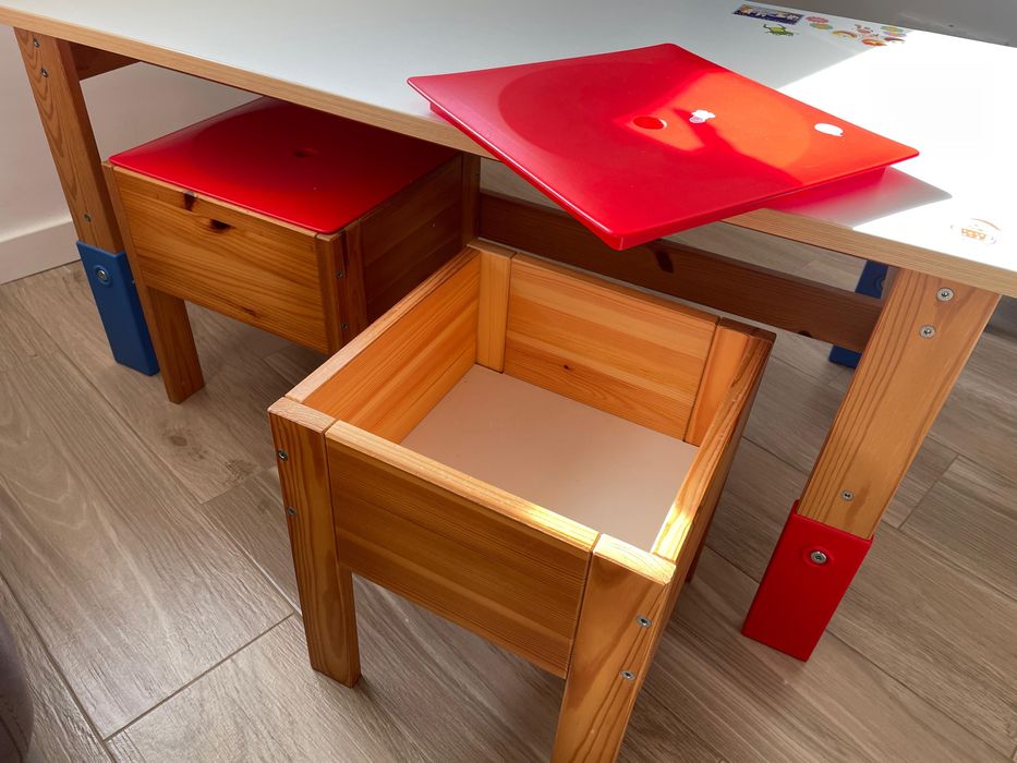 Mesa infantil com 2 bancos com arrumação