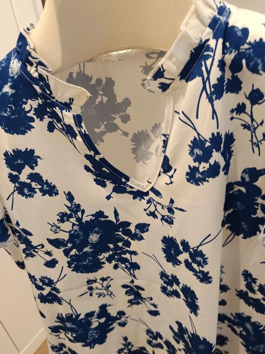 Camisola floral azul e branca L