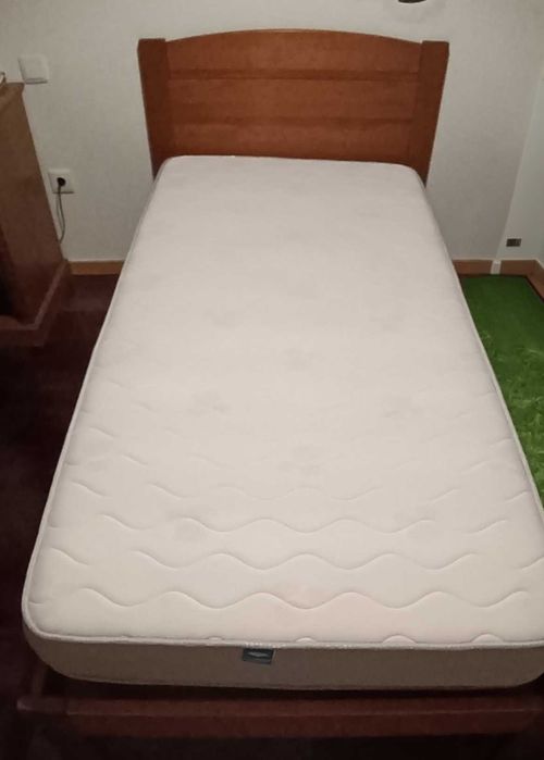 Cama solteiro, colchão como novo e estrado