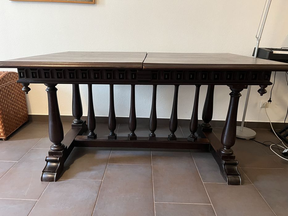 Mesa rectangular de madeira mogno