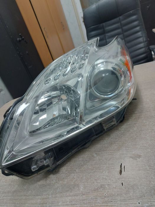 Продам левую фару Toyota Prius
