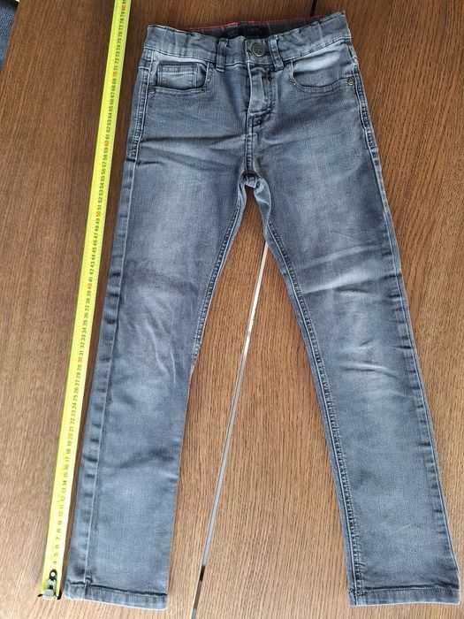 Lote de cinco calças de ganga, 134 cm, 8-9 anos