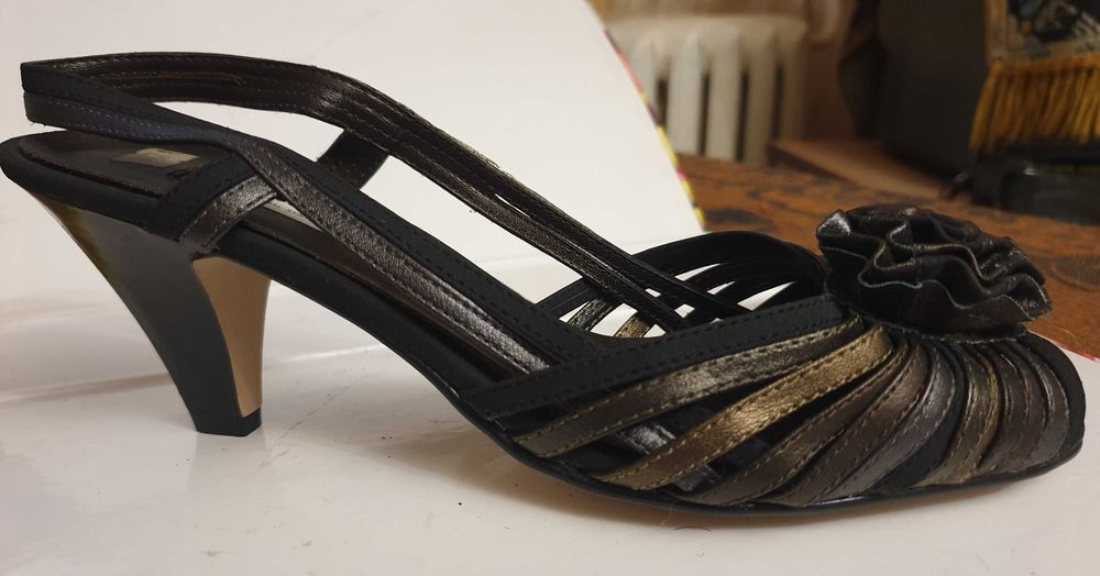 Вінтажні босоніжки з квіткою р. 38 Нові