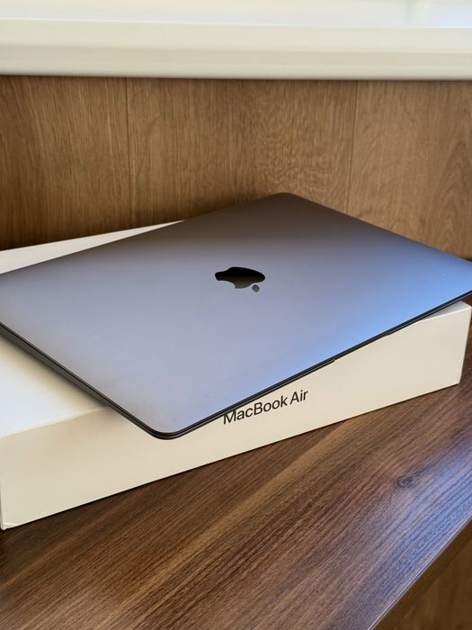 Продам  macbook air 2020 , 256gb