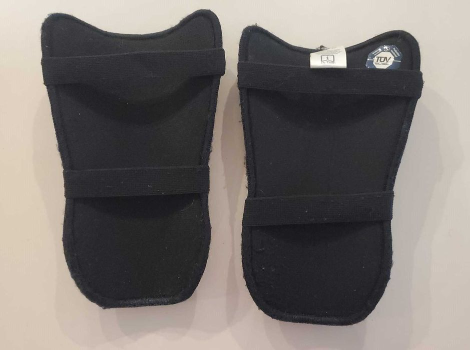 Caneleiras ADIDAS e Coletes Desportivos KIPSTA