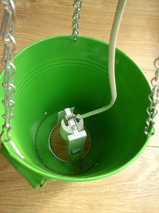 Lampka z wiaderka na balkon werandę