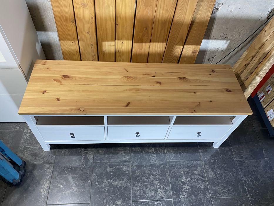 IKEA HEMNES szafka pod TV, 148 × 47 × 57 cm, w wariancie biała bejca / jasnobrązowy.