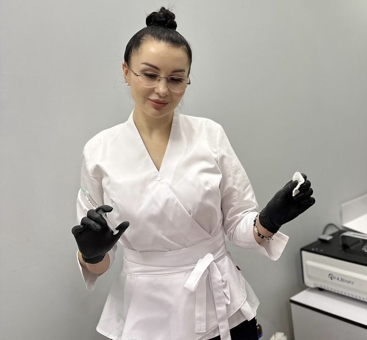 Косметолог з 17-річним досвідом. Догляд, інʼєкції, апаратні методики.