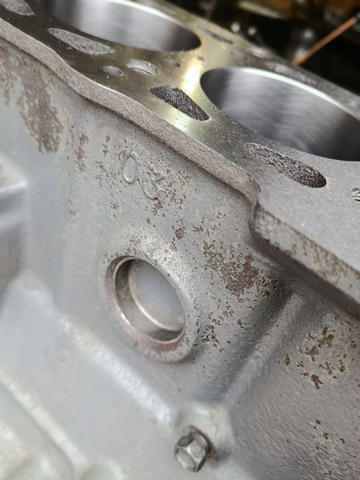 Двигун Ваз нива інжектор карб.