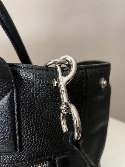 Mala Marca Jacobs em pele preta