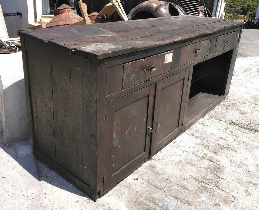 Antiga bancada de oficina em madeira