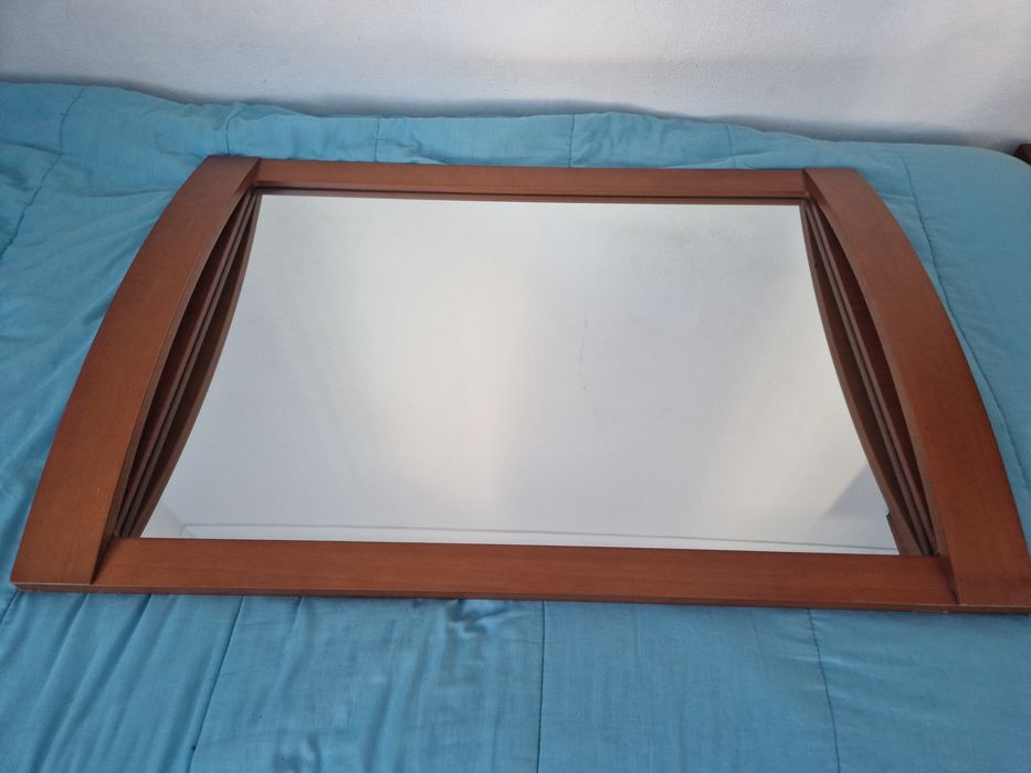 Espelho com moldura em madeira