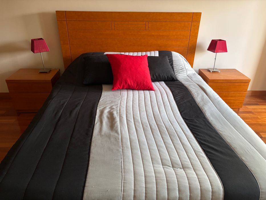 Conjunto de cama, colchão e mesas de cabeceira