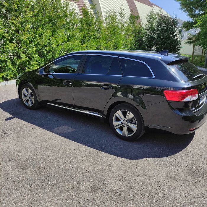Toyota avensis . 2 л дизель 2014 г