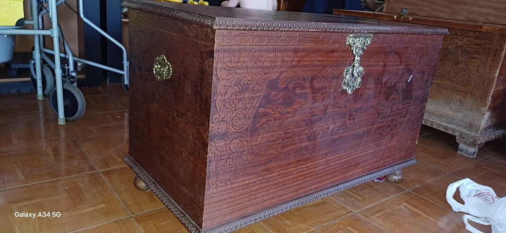 Arca de madeira entalhada