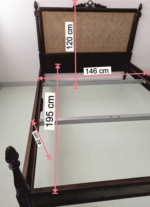 Mobília de quarto de madeira maciça.