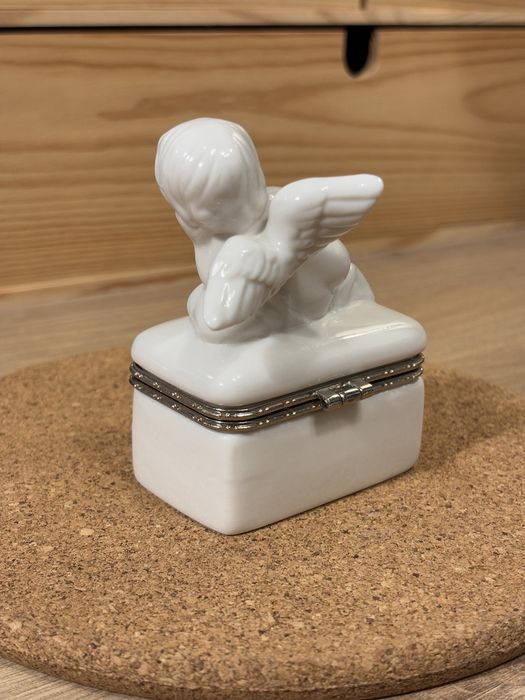 Ceramiczna porcelanowa szkatułka aniołek cherubin