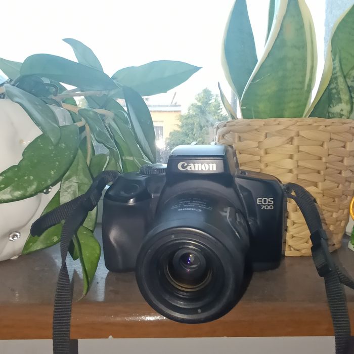 Aparat Canon EOS 700