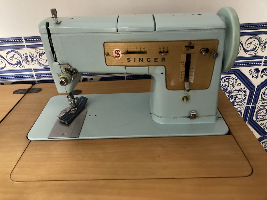 Maquina de costura SINGER com movel.