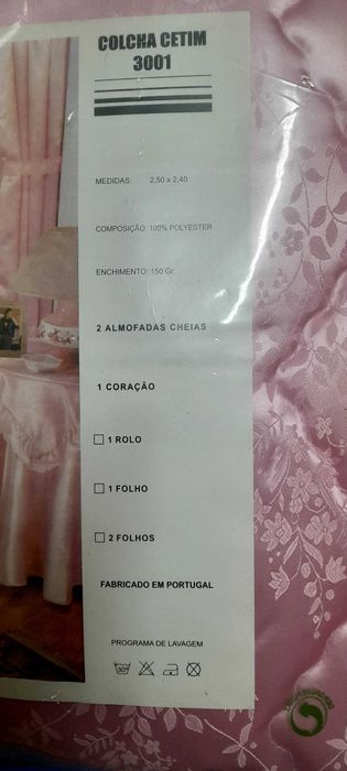Colcha de cetim cor de rosa com almofadas