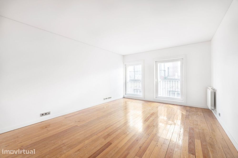 Apartamento no Chiado com 2 salas e 2 quartos e 2 lugares de estaciona