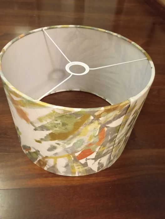 Almofada , abajur, cadeira e mesa