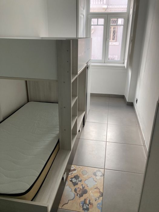 Beliche para 2 adultos com um armário e duas gavetas integrados