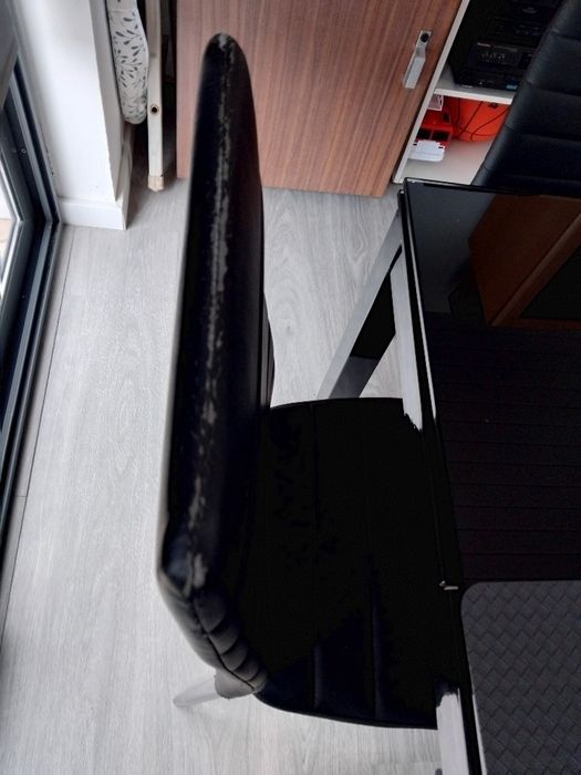 Cadeiras em napa preta